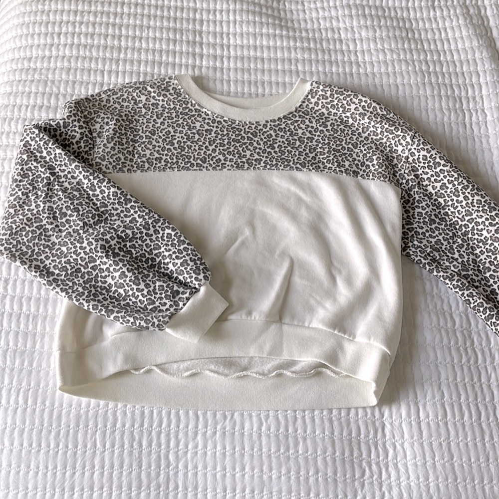 Abercrombie Cropped Gray Leopard Sweatshirt